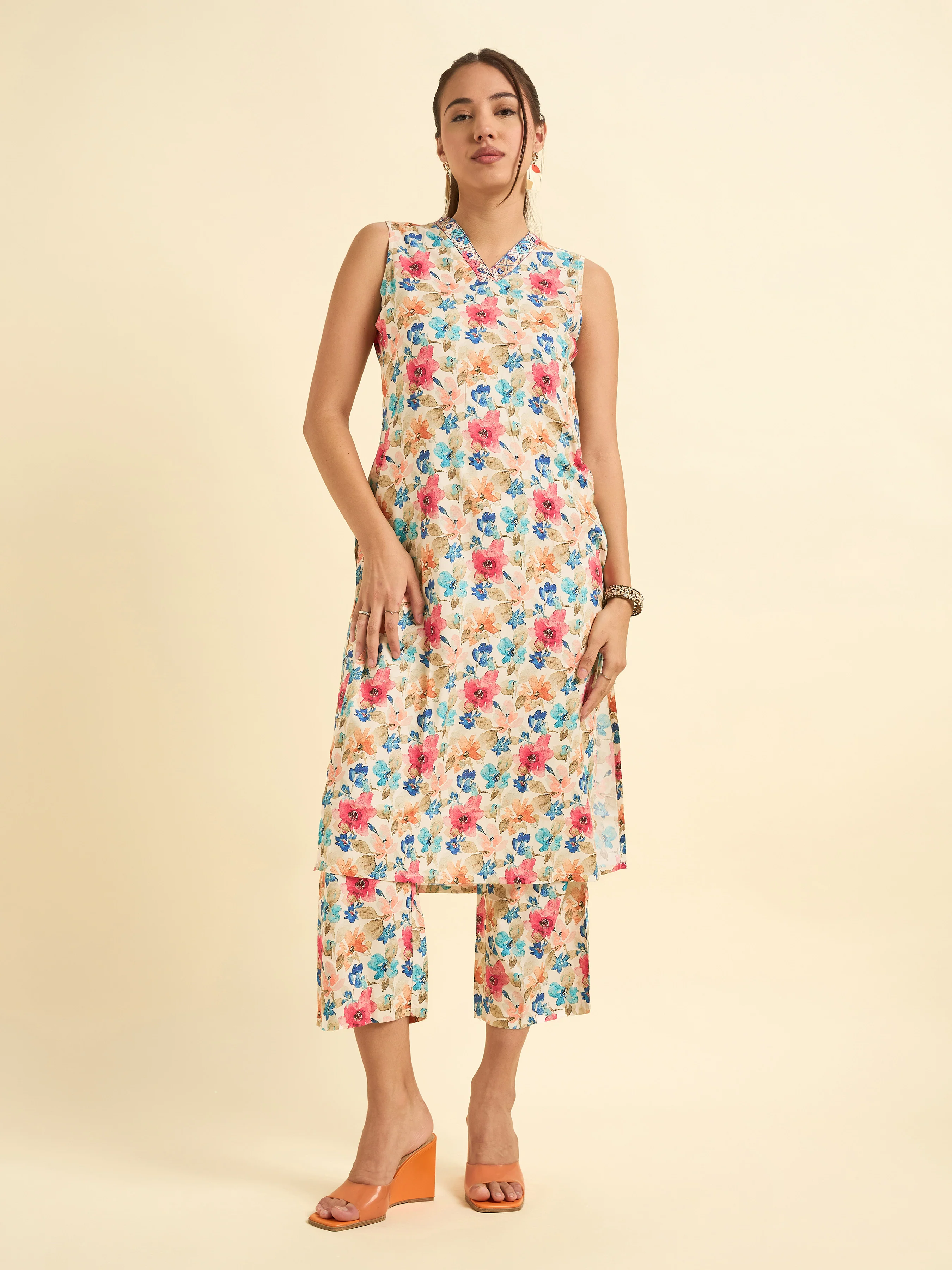 Ivory Multi Colour Cotton Flax Printed Sleeveless Kurti Set With Mirror Work Embroidery - Image 4