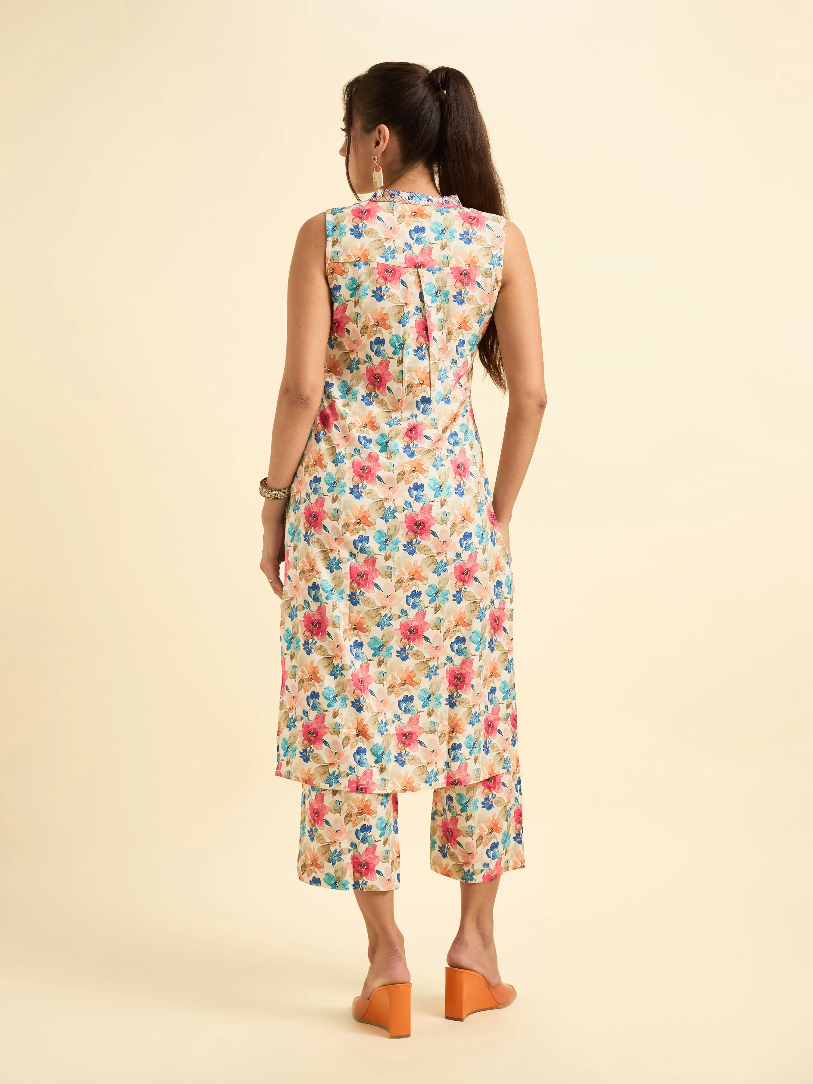 Ivory Multi Colour Cotton Flax Printed Sleeveless Kurti Set With Mirror Work Embroidery - Image 7