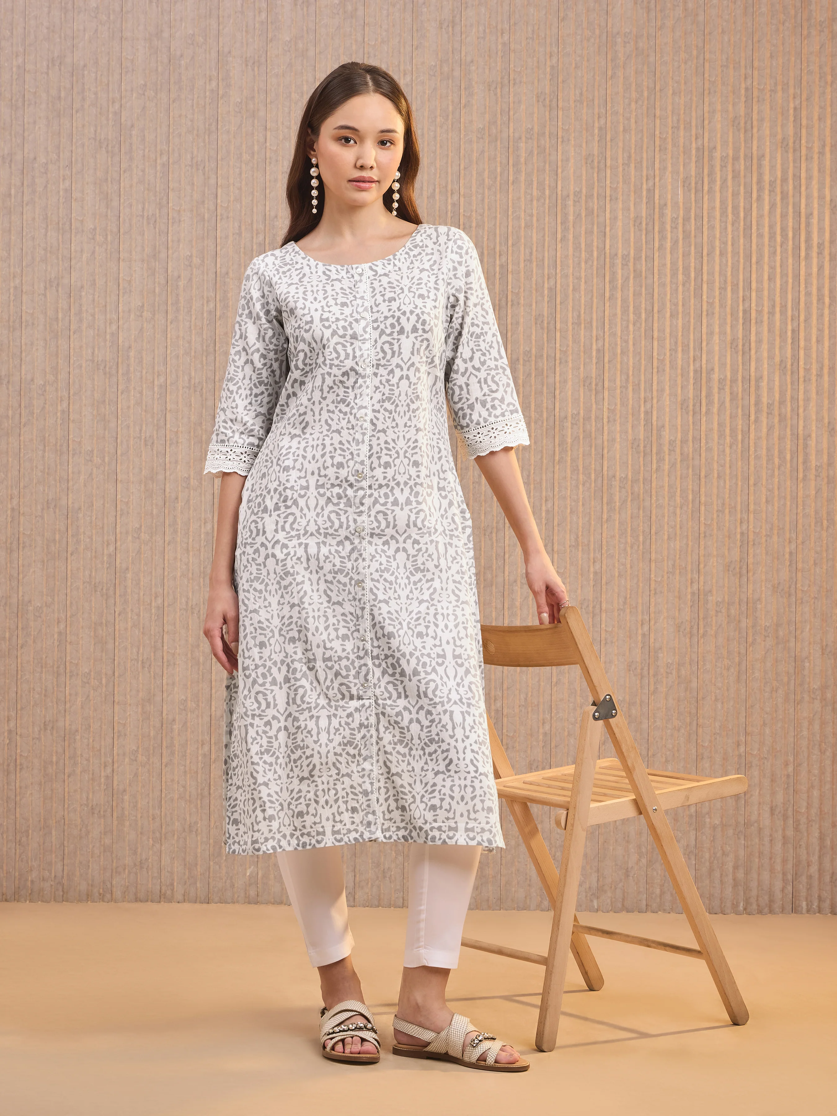 White Cotton Flax Printed Kurti With Lace Detailing - Image 3